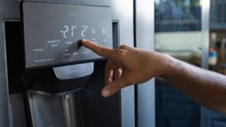 Có nên mua tủ lạnh Hitachi lấy nước và đá bên ngoài không?